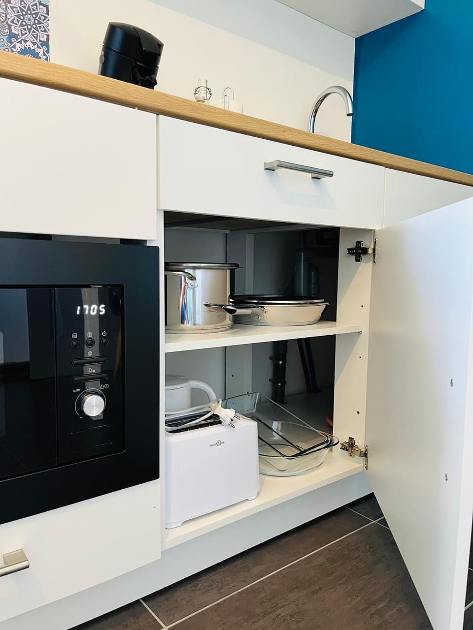 Kitchen or kitchenette, minibar