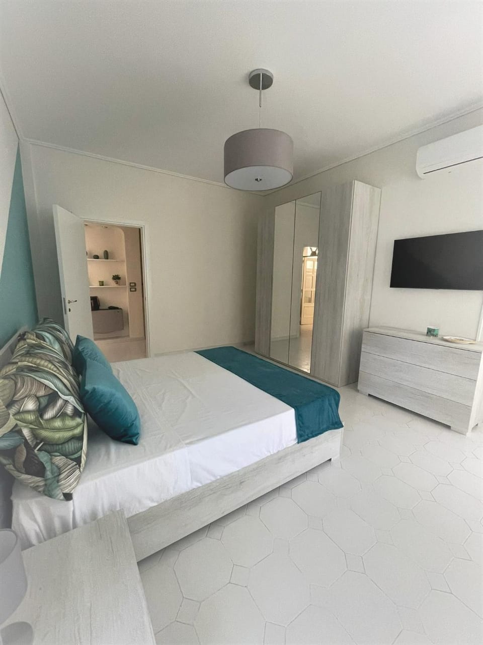 Bed, TV and multimedia, Photo of the whole room, Bedroom