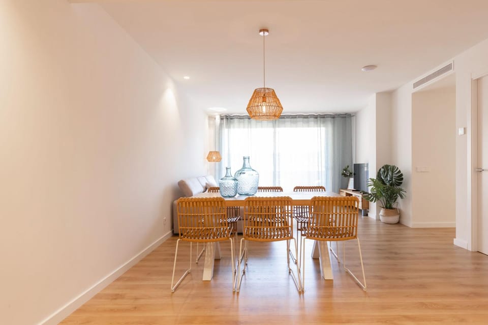 Photo of the whole room, Dining area