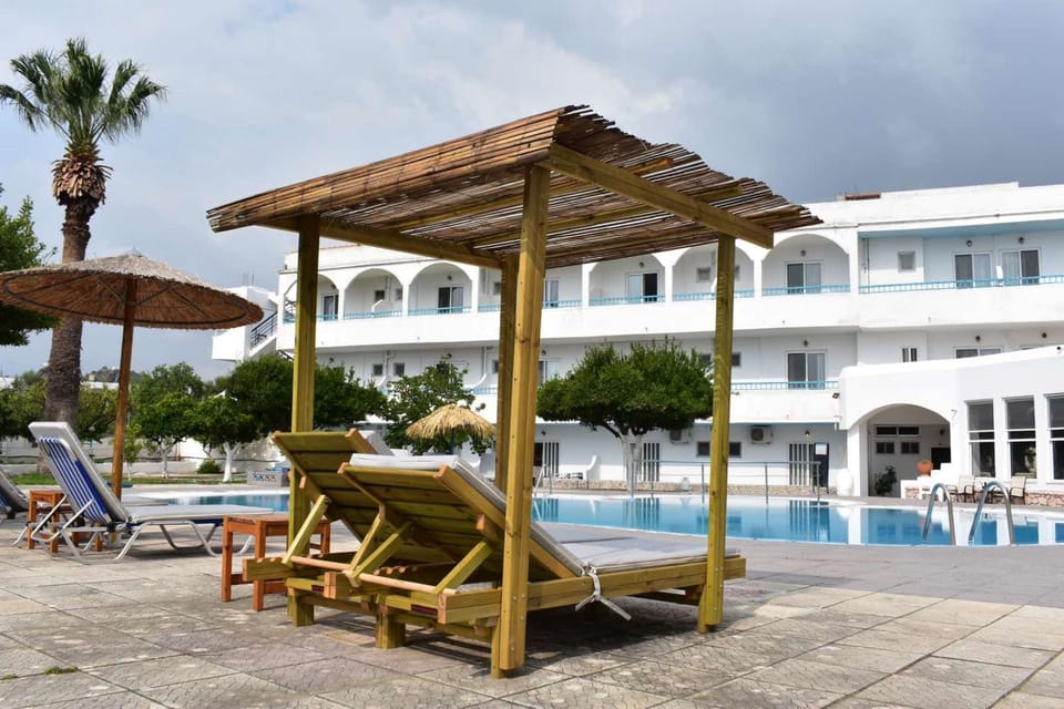 Property building, Patio, Day, Pool view, Swimming pool, sunbed