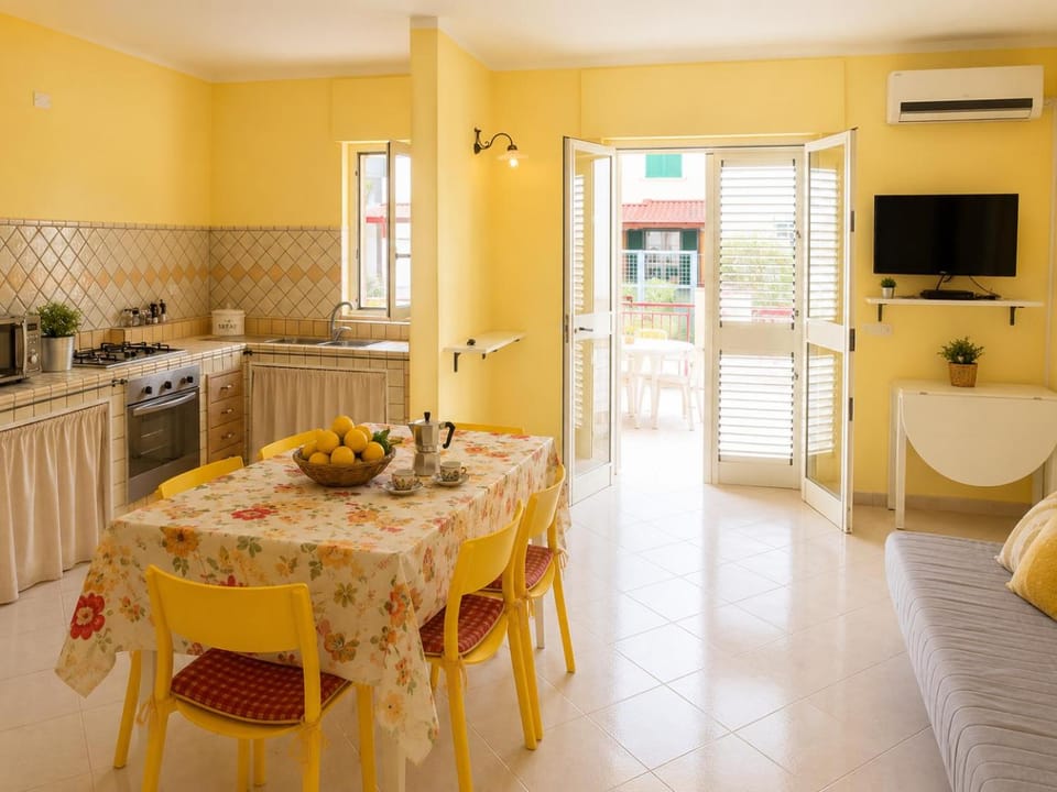 TV and multimedia, Kitchen or kitchenette, Living room, Food and drinks, Seating area, Dining area, Food, oven, pet friendly, stove, air conditioner