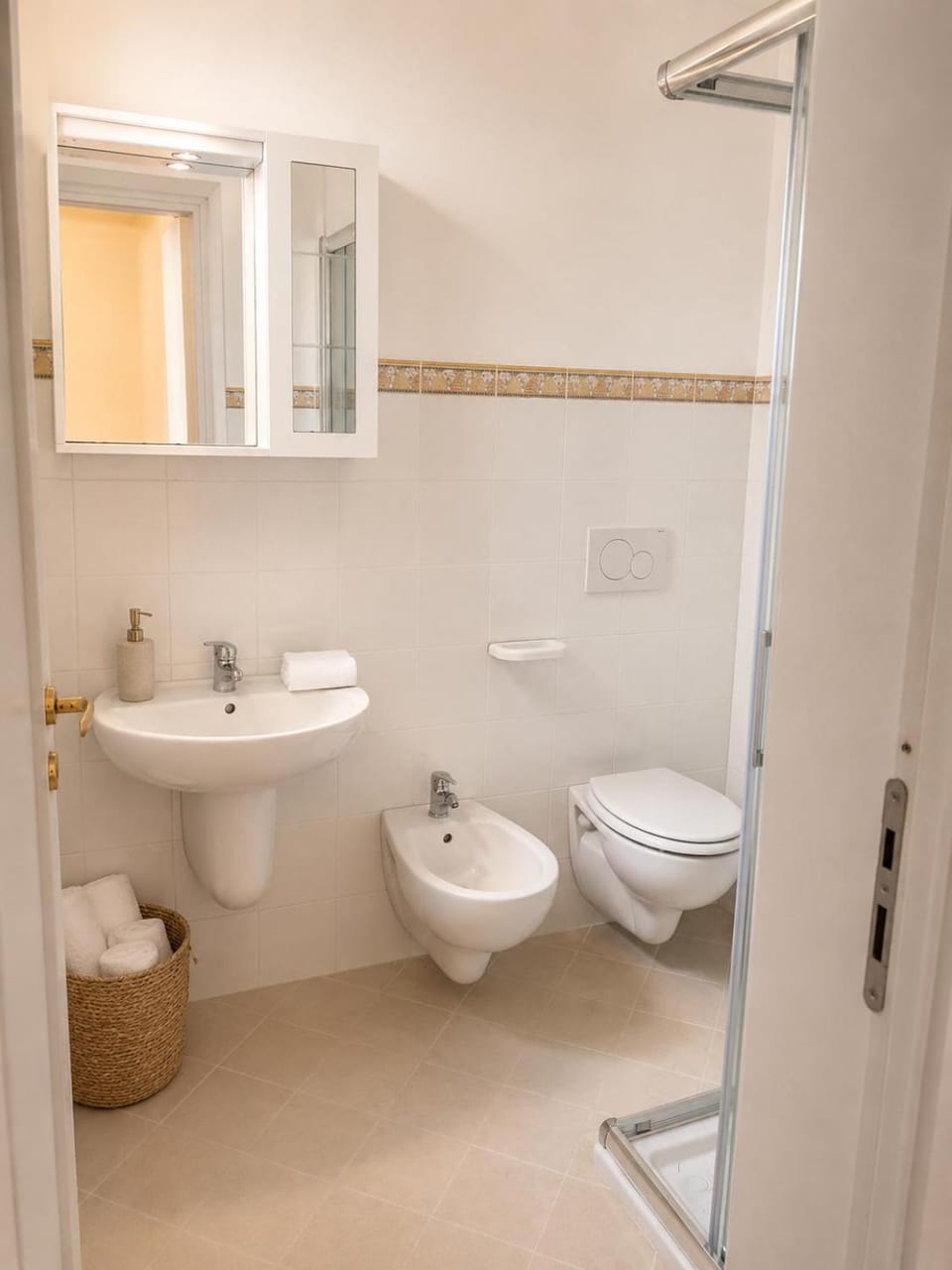 Shower, Toilet, Bathroom, bidet, towels