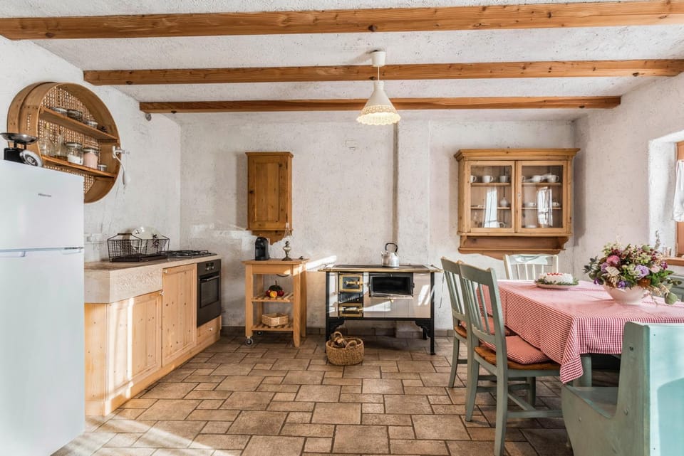 Property building, Kitchen or kitchenette, Living room
