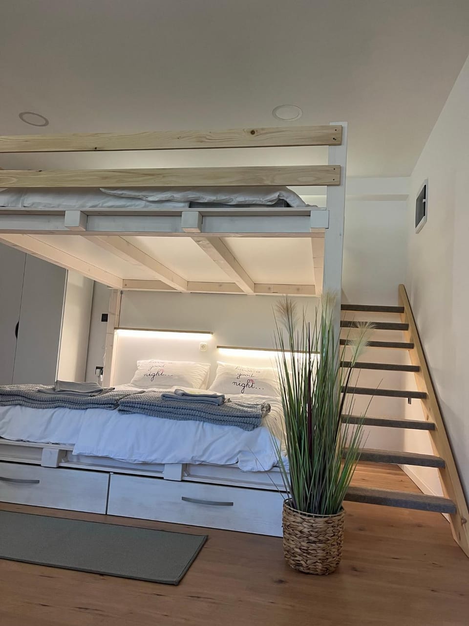 Bed, Photo of the whole room, Bedroom, Time of day, bunk bed