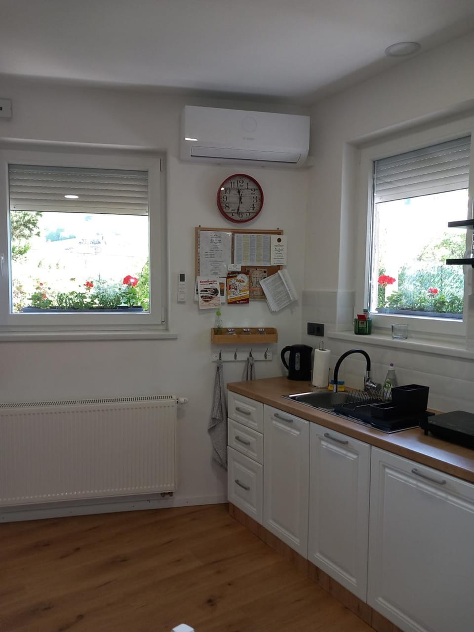 Coffee/tea facilities, Kitchen or kitchenette, stove, kitchen, air conditioner