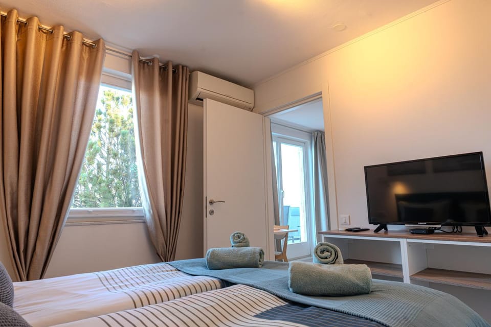 Bed, TV and multimedia, Photo of the whole room, Bedroom