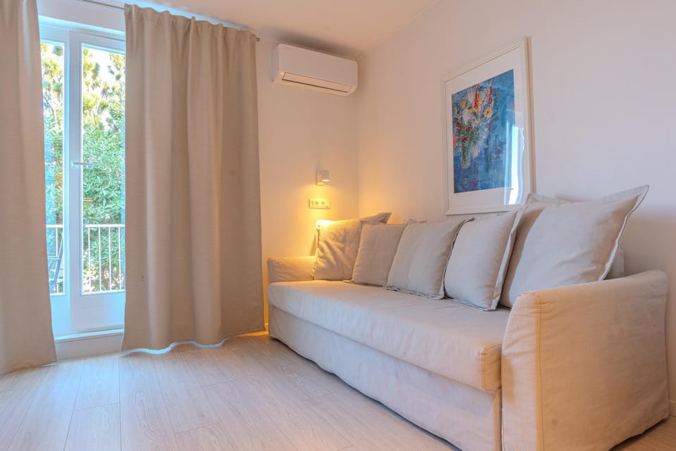 Photo of the whole room, Seating area, air conditioner