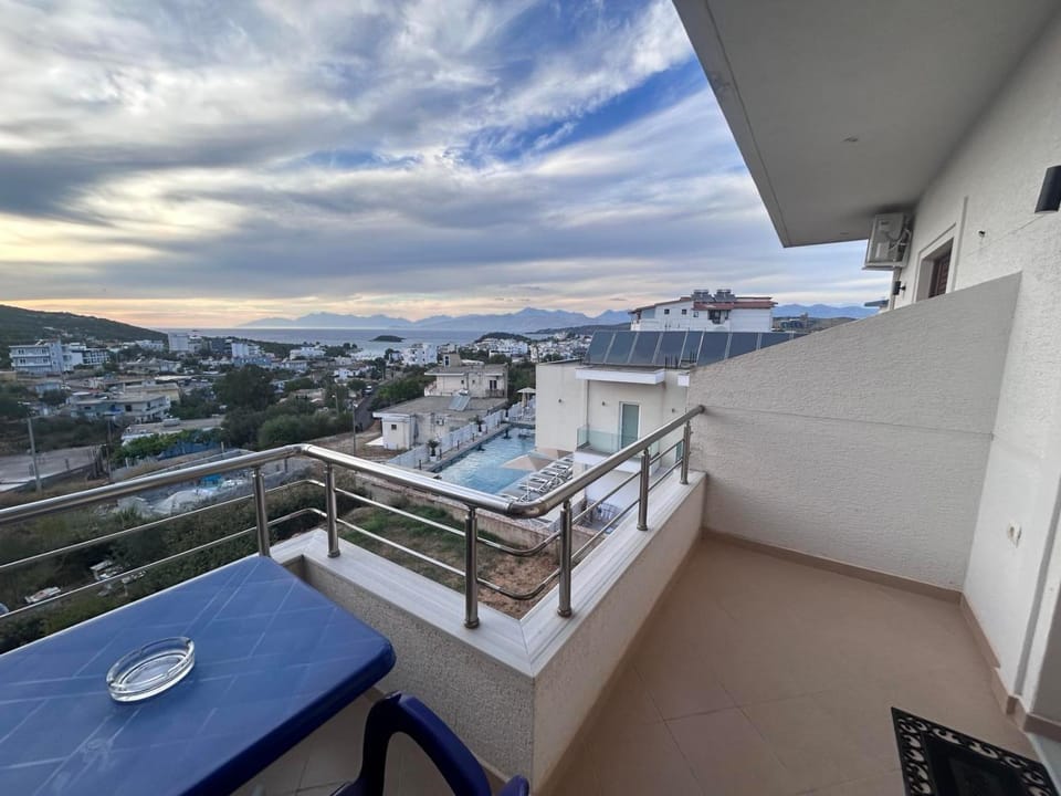 View (from property/room), Balcony/Terrace, City view, Sea view