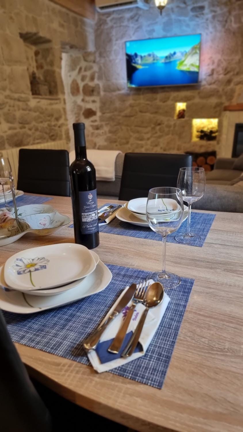 Dining area, Drinks, Alcoholic drinks