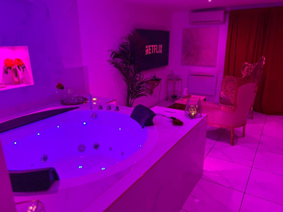 Suite romantique avec jaccuzy à la gare de Montpellier Apartment in Montpellier