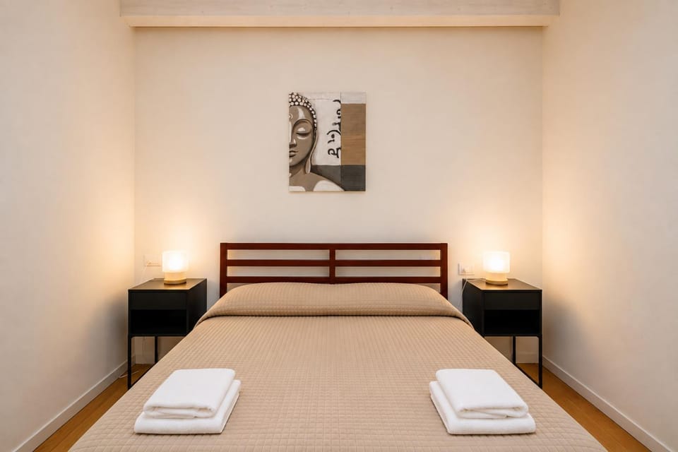 Bed, Photo of the whole room, Bedroom, towels