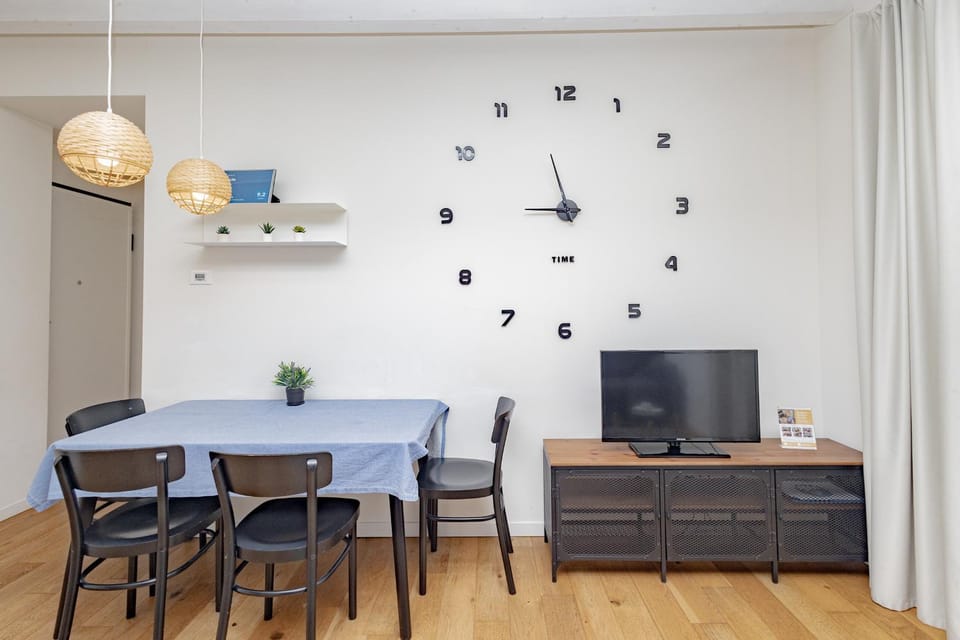 Communal lounge/ TV room, TV and multimedia, Living room, Seating area, Dining area, Evening entertainment