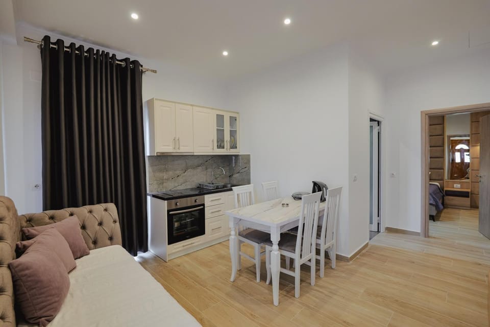 Kitchen or kitchenette, Living room, Seating area, Dining area, pet friendly