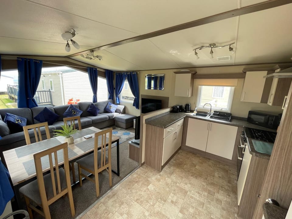 Great Yarmouth PK Sunset View - NOW with Linen Apartment in England