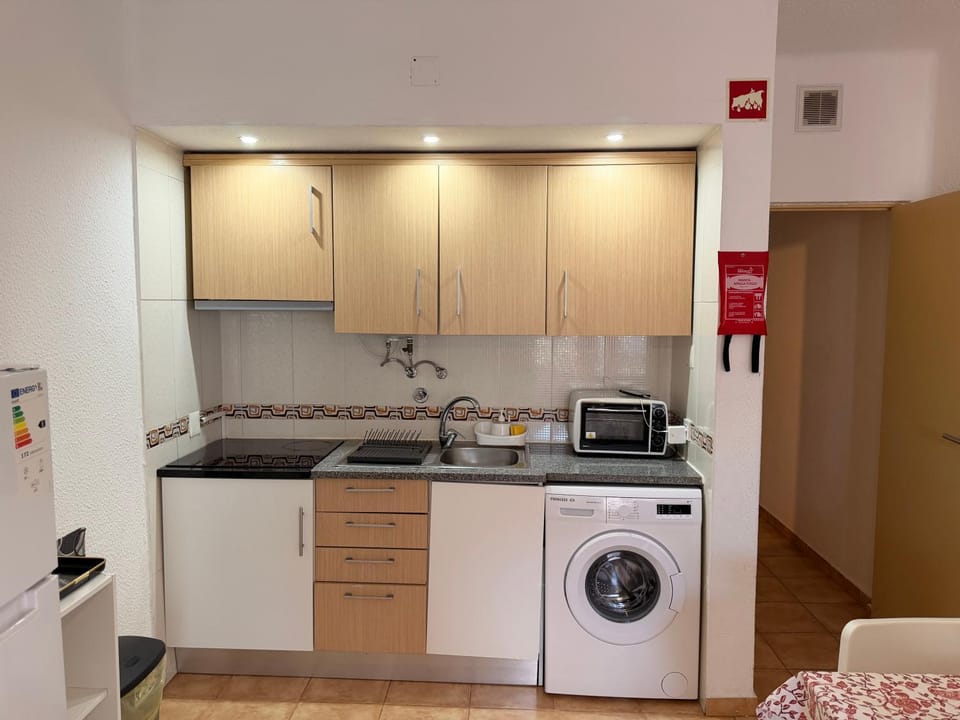 Coffee/tea facilities, Kitchen or kitchenette, oven, stove, toaster, washing machine