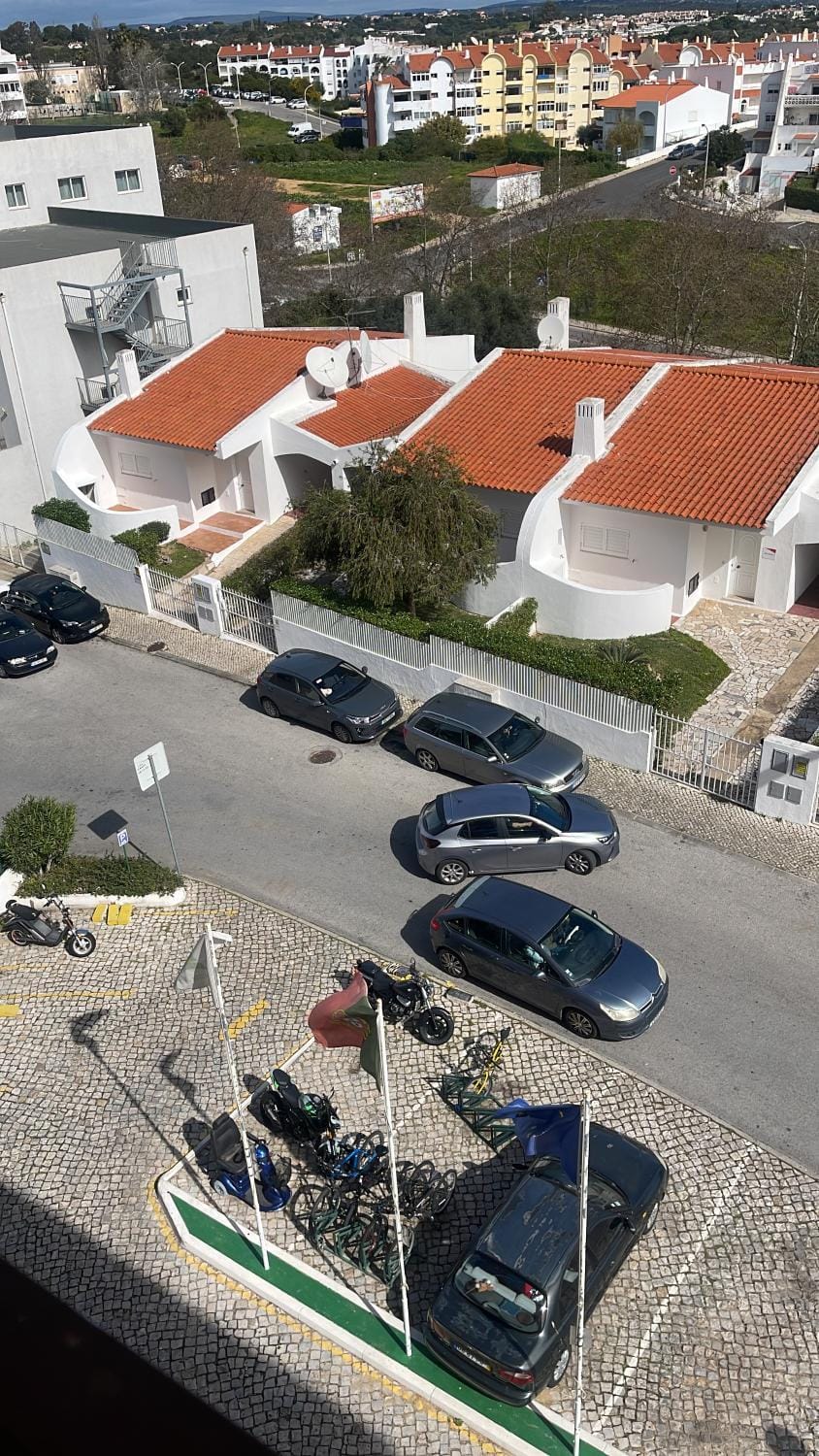 Property building, Day, Neighbourhood, Bird's eye view, City view, Street view, Location, Parking