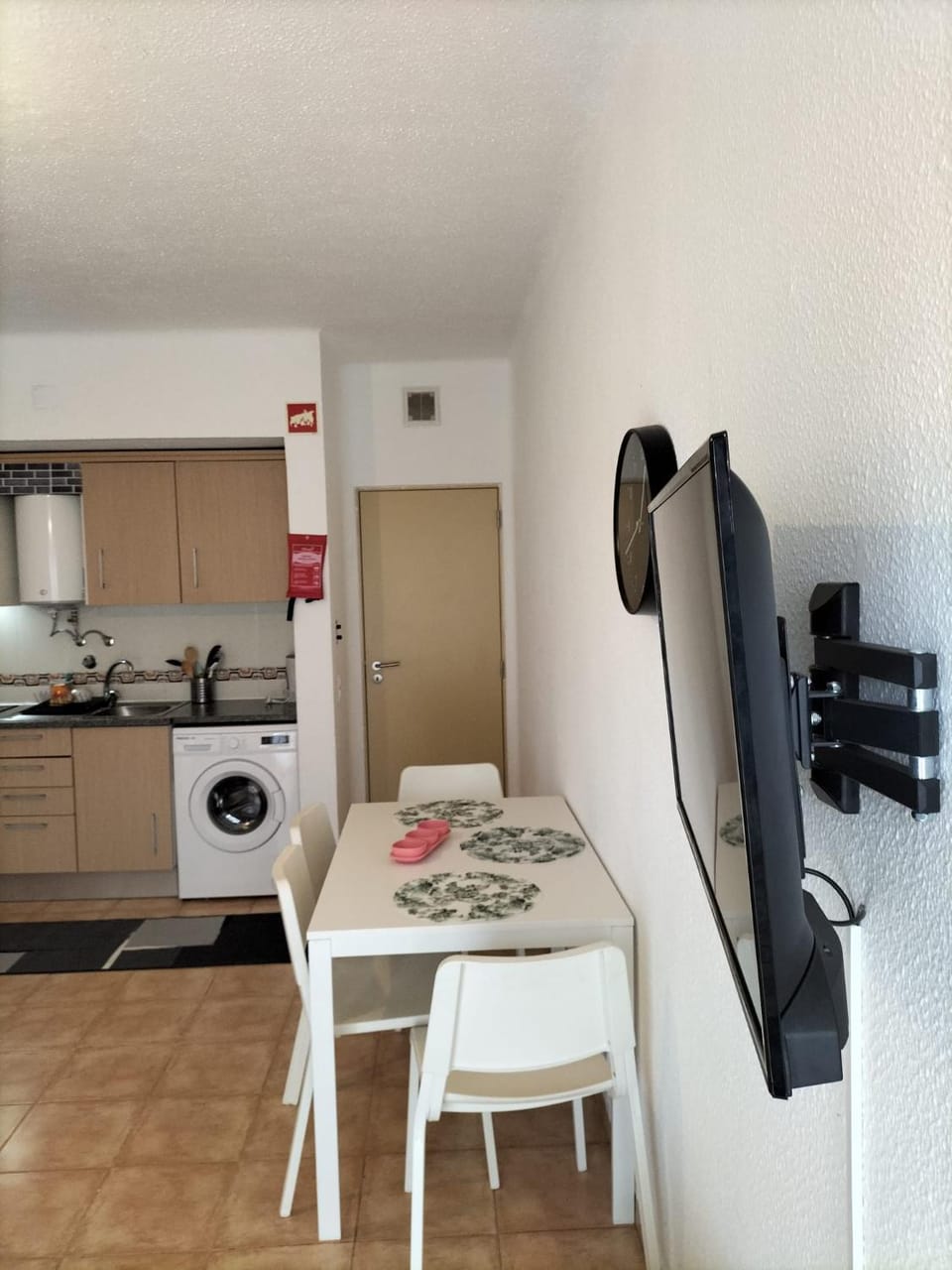 Coffee/tea facilities, Kitchen or kitchenette, Dining area, oven, stove, washing machine