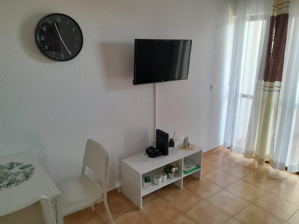 Communal lounge/ TV room, TV and multimedia, Living room, Seating area, Evening entertainment