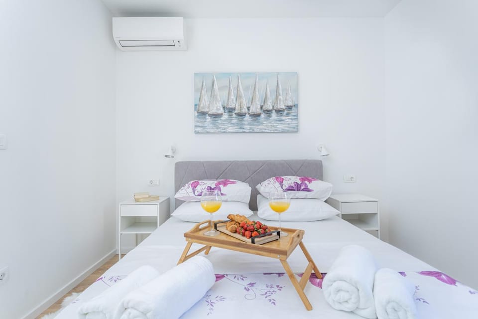 Food and drinks, Bedroom, Food, Breakfast