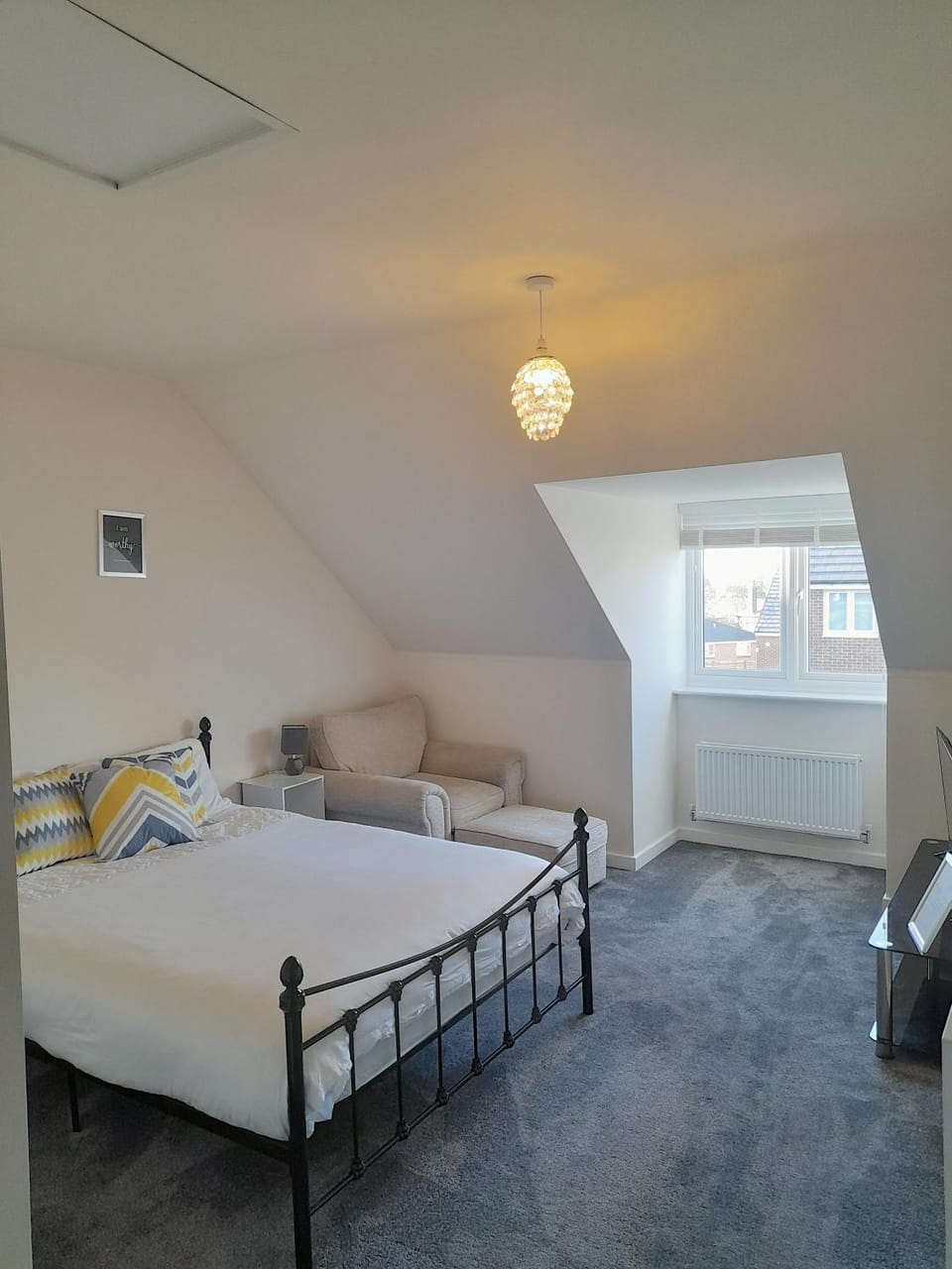 Spacious Ensuite King Room Private Neighbourhood Free Parking Space Bed and Breakfast in Oldham
