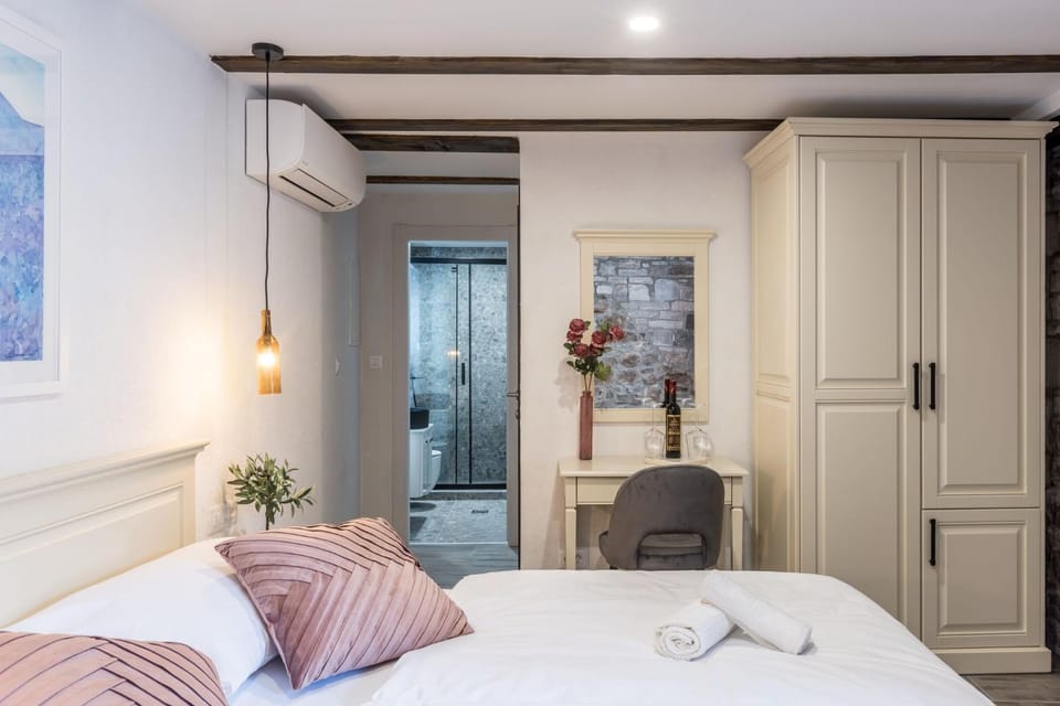 Bed, Photo of the whole room, Bedroom, towels, wardrobe