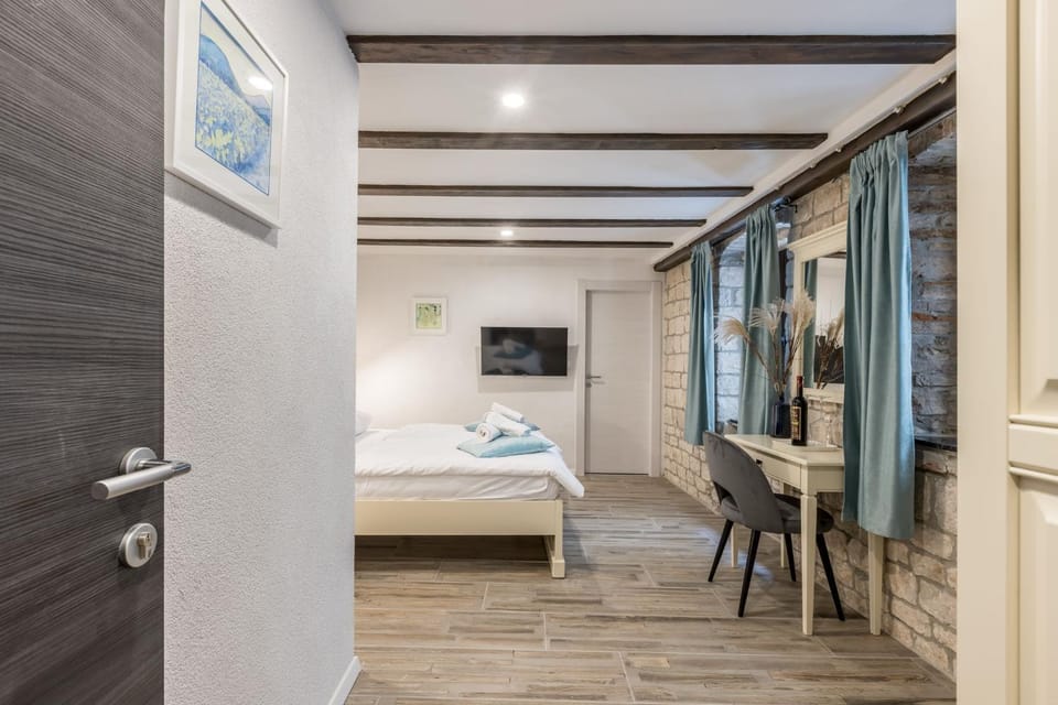 Bed, TV and multimedia, Photo of the whole room, Bedroom, towels