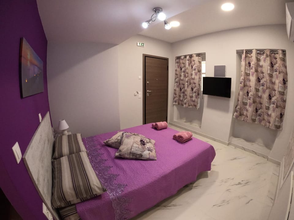 Bed, TV and multimedia, Photo of the whole room, Bedroom