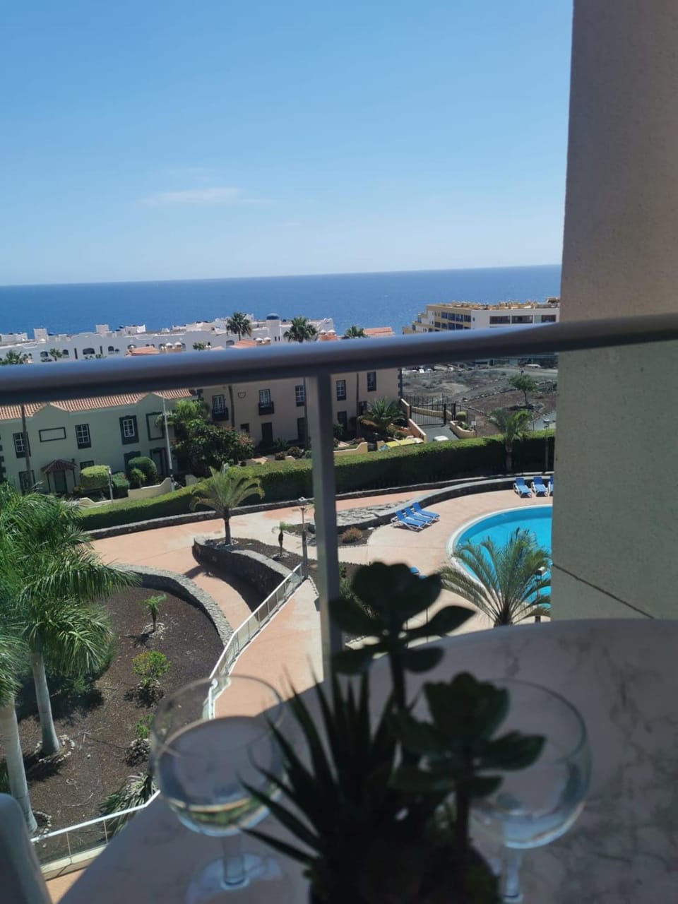 View (from property/room), Balcony/Terrace, Pool view, Sea view, Swimming pool, sunbed