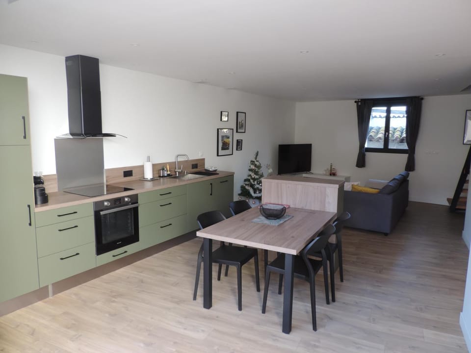 Living room, Seating area, Dining area, minibar, pet friendly, stove