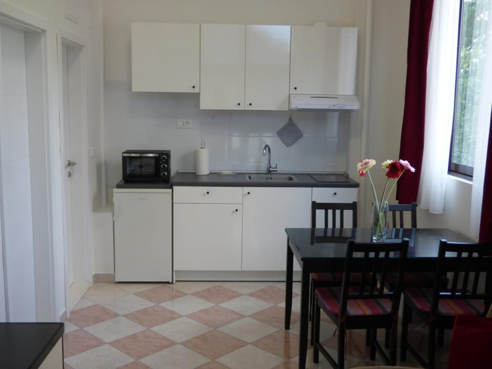 Kitchen or kitchenette, Dining area