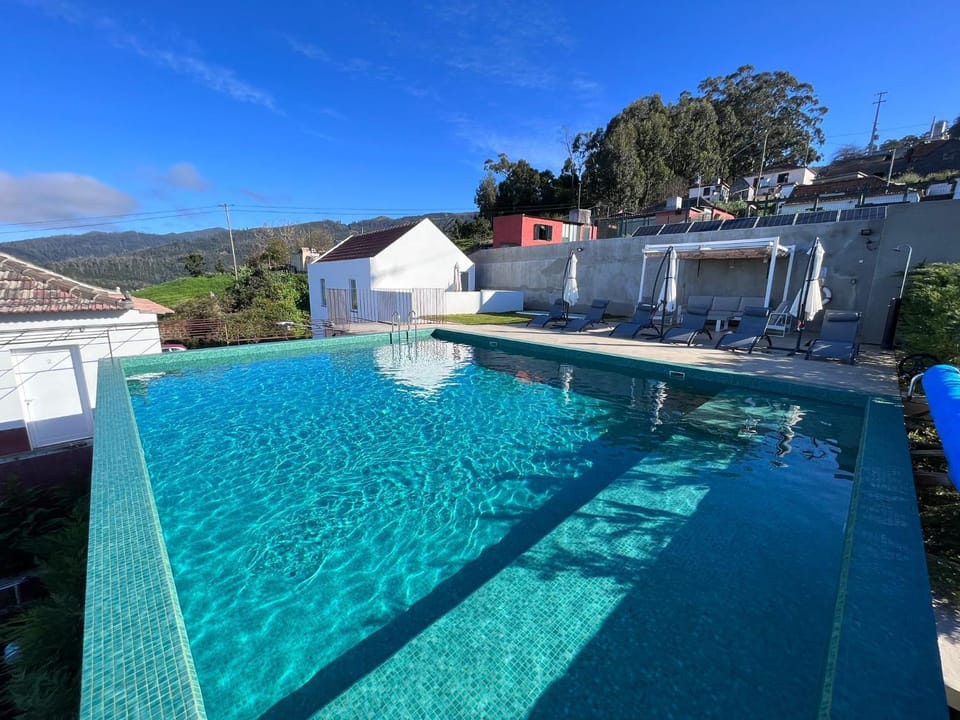 Property building, Day, Natural landscape, Balcony/Terrace, Mountain view, Pool view, Swimming pool, sunbed