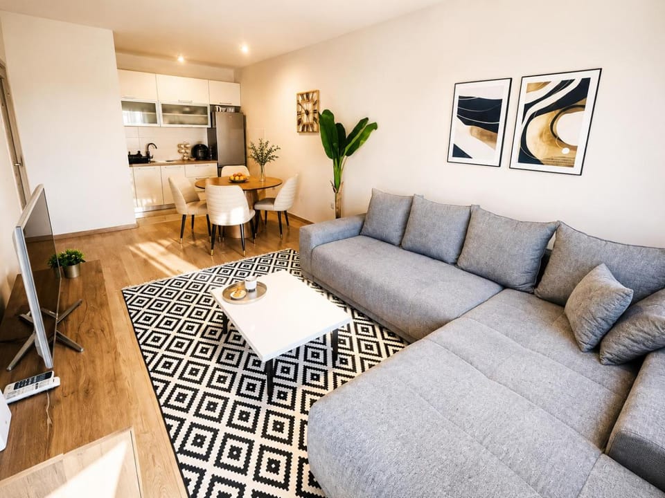 Kitchen or kitchenette, Living room, Seating area, Dining area
