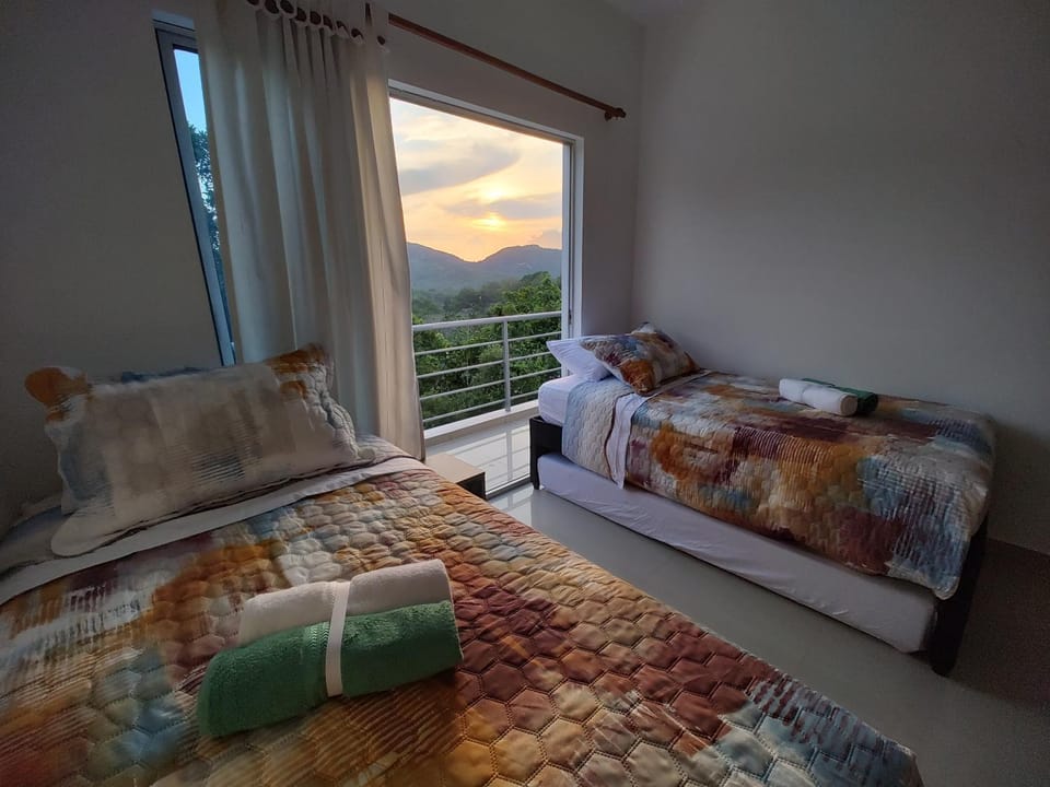Natural landscape, View (from property/room), Balcony/Terrace, Photo of the whole room, Bedroom, Mountain view