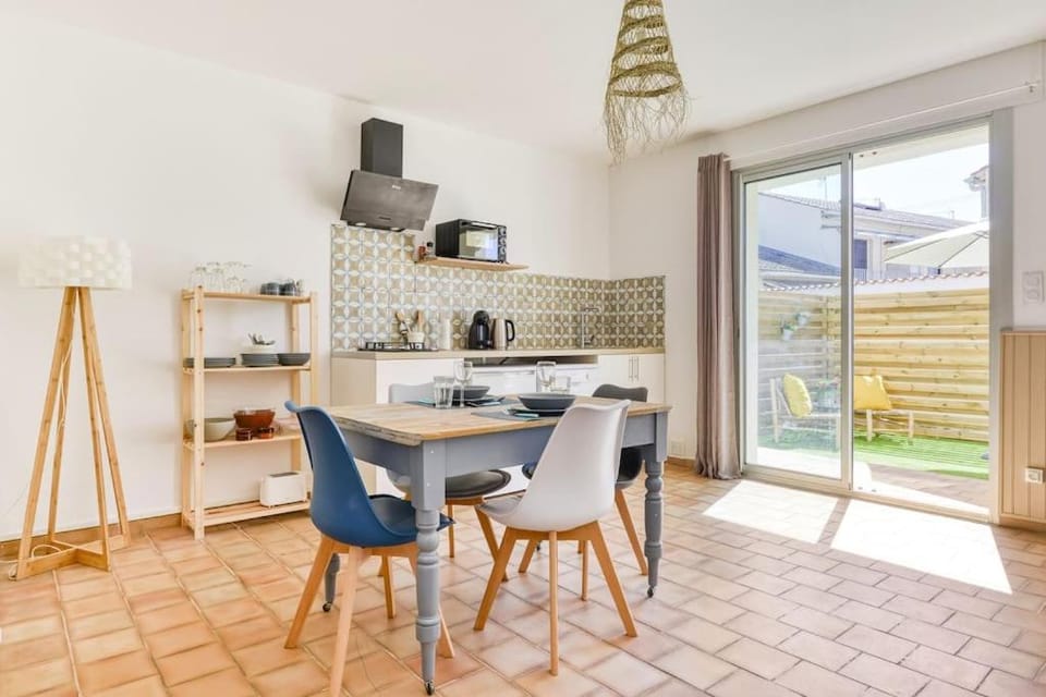 Kitchen or kitchenette, Dining area
