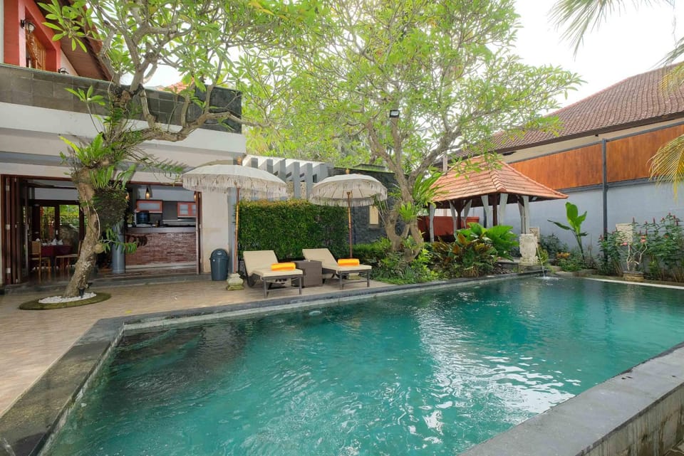 Property building, Patio, Day, Pool view, Swimming pool, sunbed