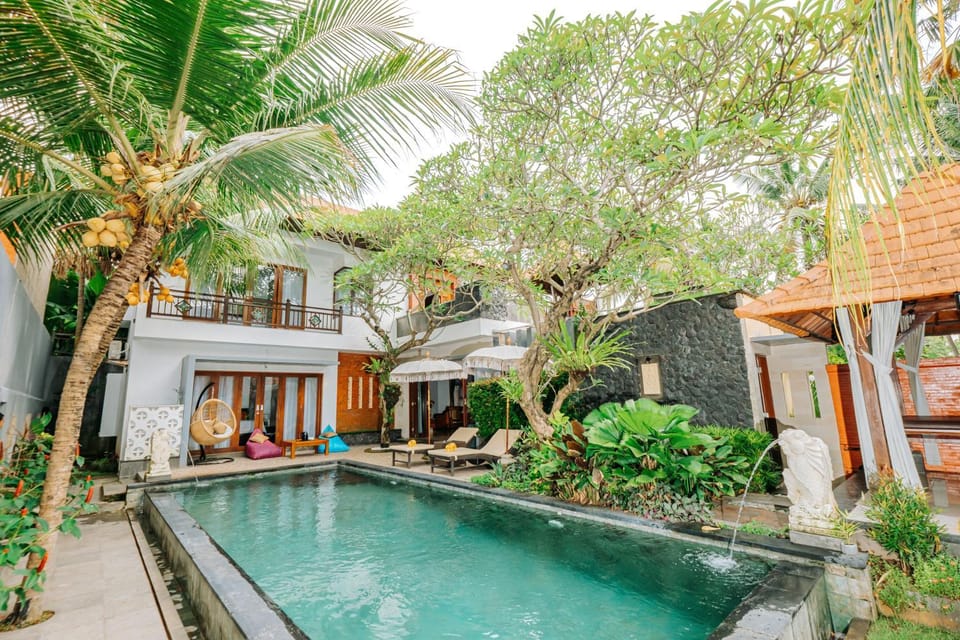 Property building, Patio, Garden, Garden view, Pool view, Swimming pool, Swimming pool, sunbed