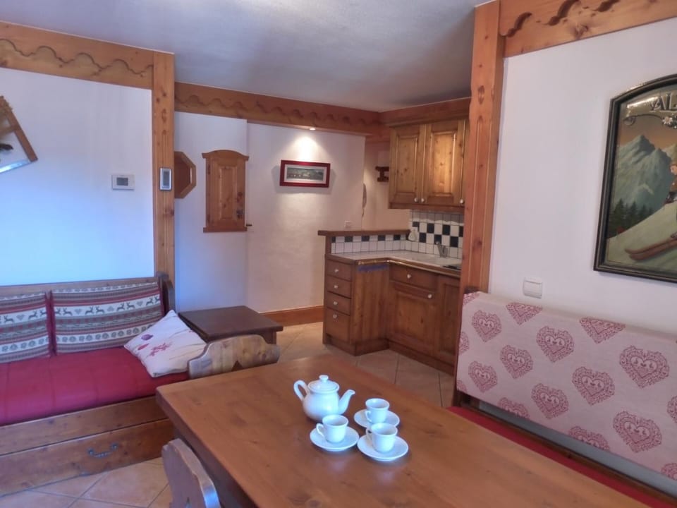 Résidence Fermes De Meribel Bat C - Confortable appartement 3 pièces pour 4 personnes aux pieds des pistes aves accès à la piscine situé à Meribel Village MAE-1800 Apartment in Les Allues