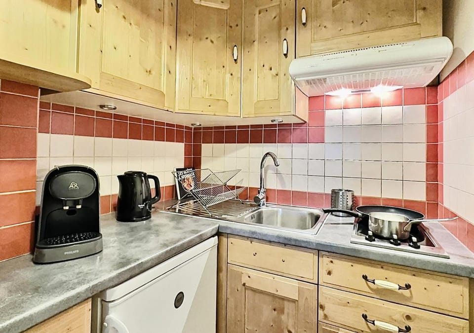 Résidence Neige Et Soleil - Studio 4 personnes à Tignes au pied des pistes et proche des commerces dans le quartier du Rosset. Studio très bien agencé avec MAE-1806 Apartment in Tignes