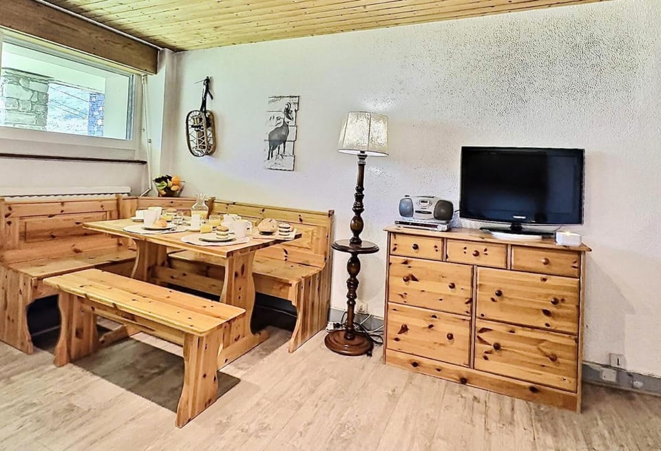 Résidence Neige Et Soleil - Studio 4 personnes à Tignes au pied des pistes et proche des commerces dans le quartier du Rosset. Studio très bien agencé avec MAE-1806 Apartment in Tignes