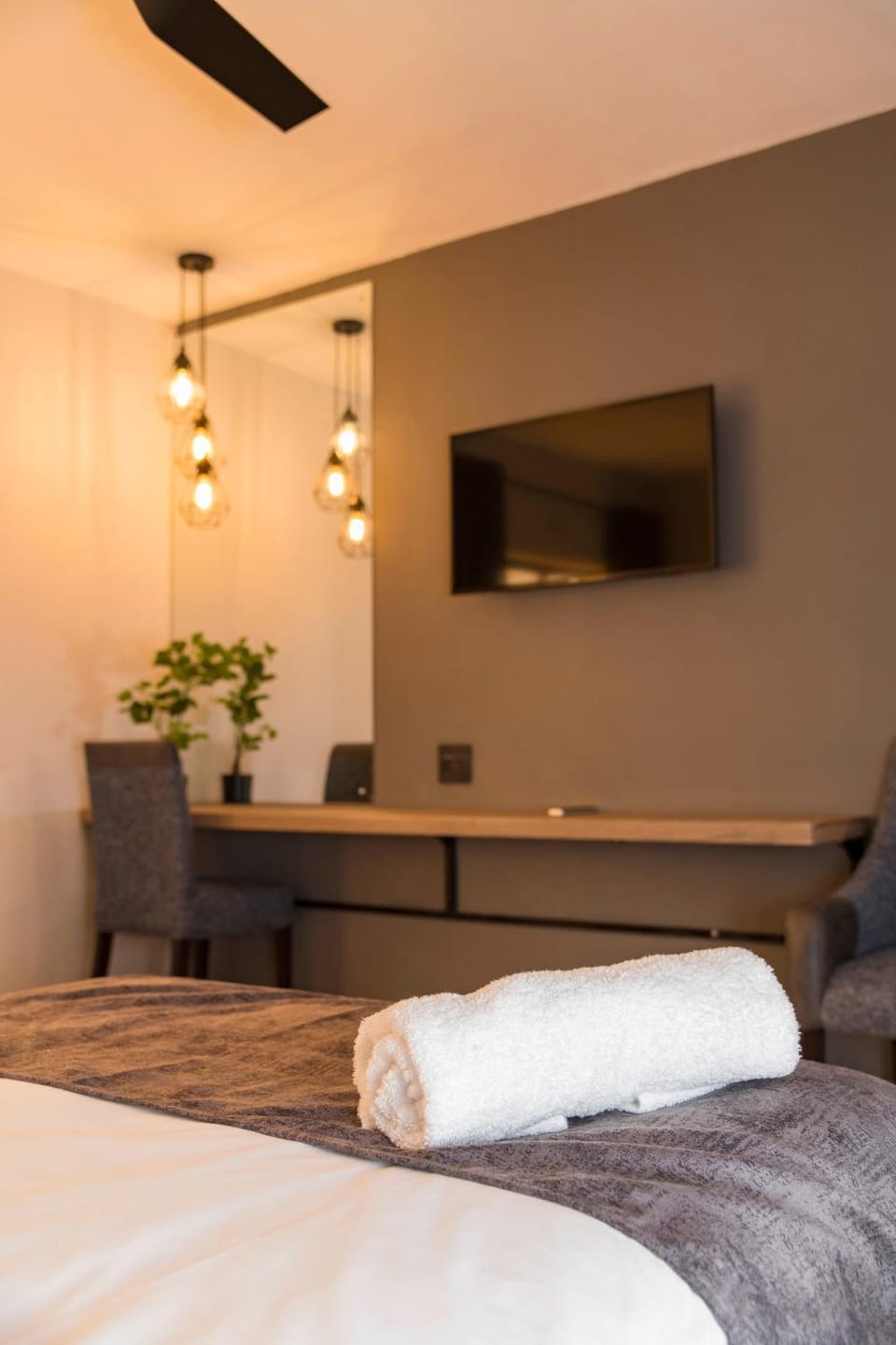 Bed, TV and multimedia, Bedroom, towels