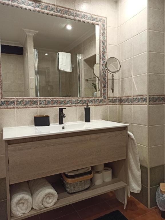 Shower, Bathroom, towels