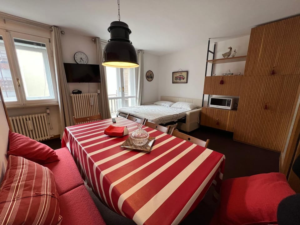 Bed, TV and multimedia, Photo of the whole room, Seating area, Dining area, internet