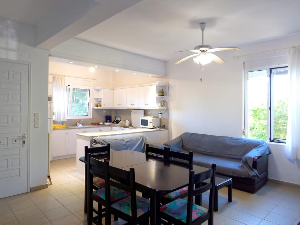 Kitchen or kitchenette, Living room