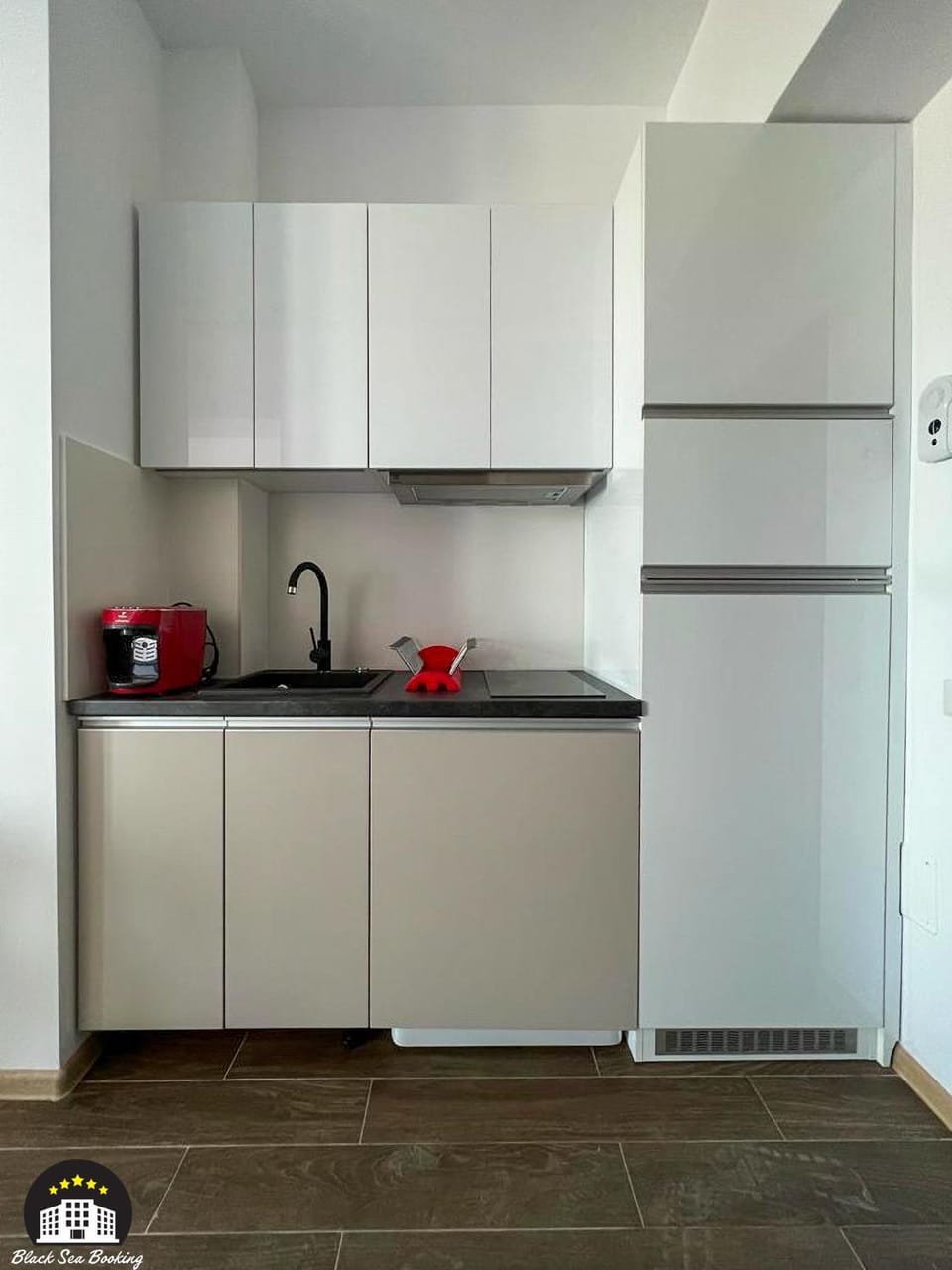 Coffee/tea facilities, Kitchen or kitchenette, stove