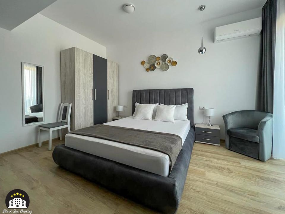 Bed, Living room, Photo of the whole room, Seating area, Bedroom, air conditioner