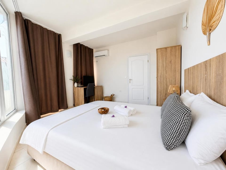 Bathroom, TV and multimedia, Photo of the whole room, Bedroom, towels, wardrobe, air conditioner