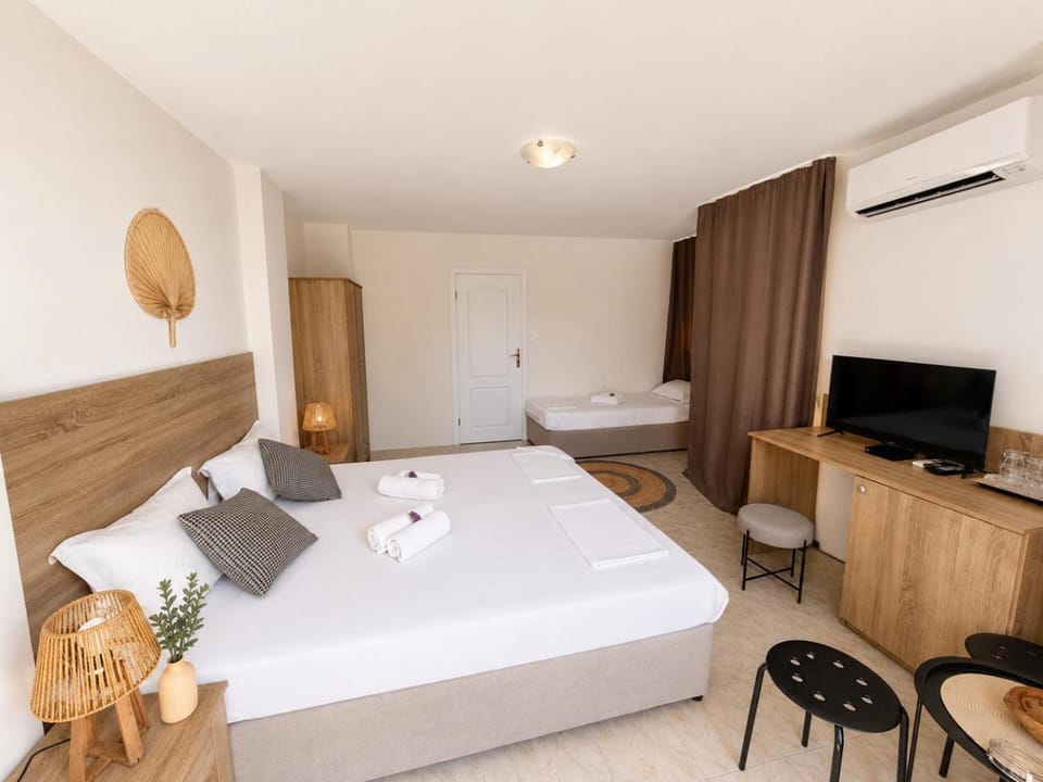 Bed, Bathroom, TV and multimedia, Photo of the whole room, Bedroom, towels, air conditioner