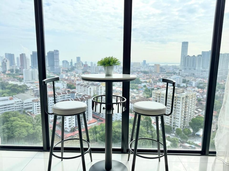 Beacon Executive Suites #Elegant #SkyPool #Georgetown #4pax #2BR 2bath #1Queen 2Single #Quality well maintained #Private superhost Apartment in George Town