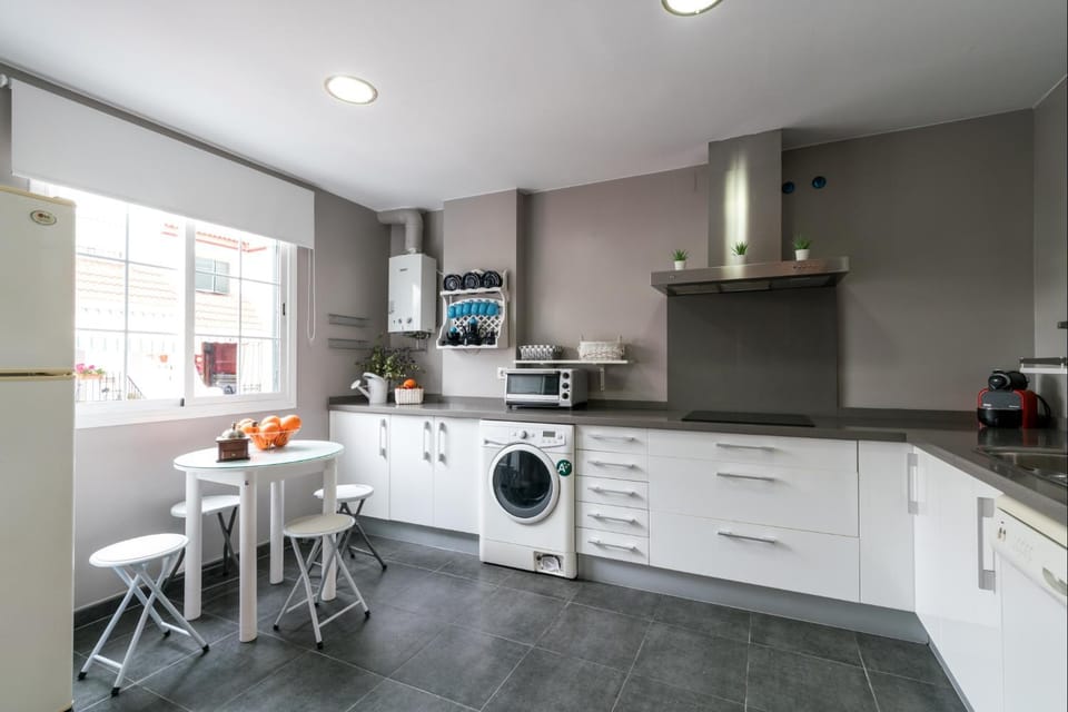 Kitchen or kitchenette, Dining area, dishwasher, minibar, stove, washing machine