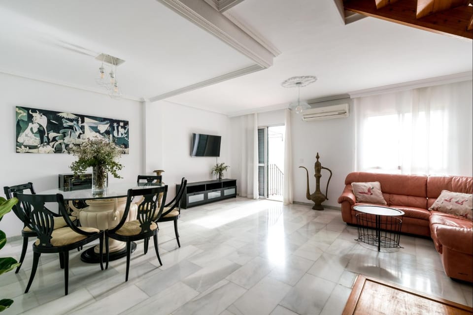 TV and multimedia, Living room, Lounge or bar, Seating area, Dining area, air conditioner
